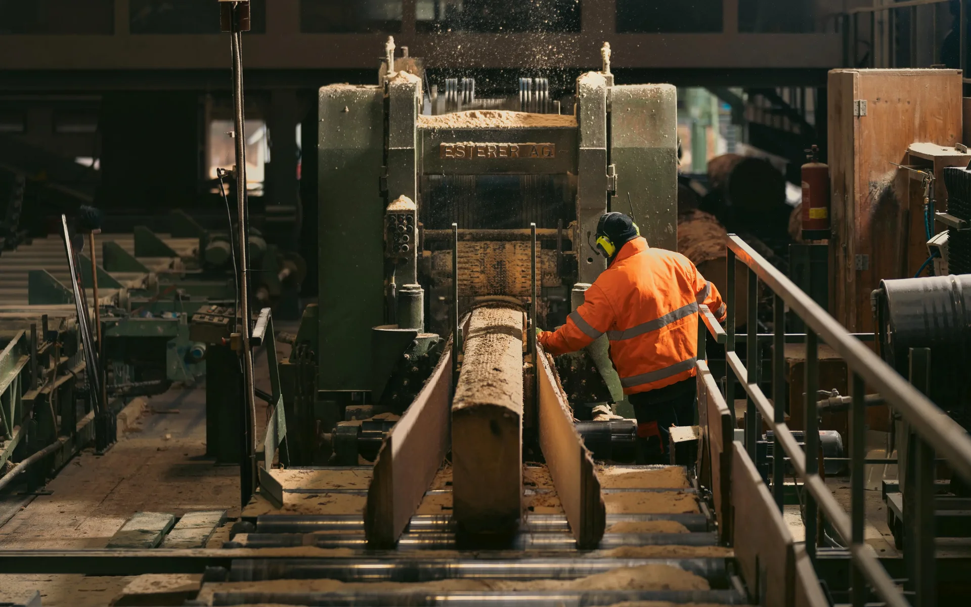 Arbeiter bedient Holzbearbeitungsmaschine in Werkstatt