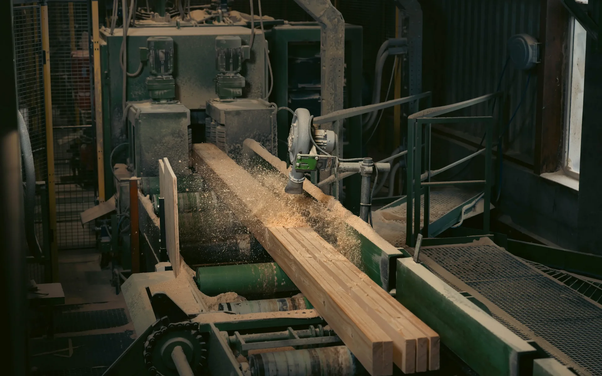 Holzbearbeitungsmaschine in Werkstatt